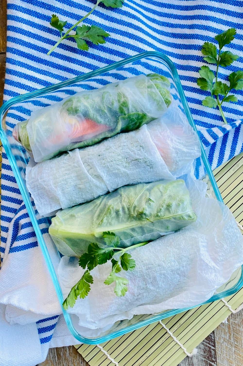 4 vegetable spring rolls stored with damp paper towels.