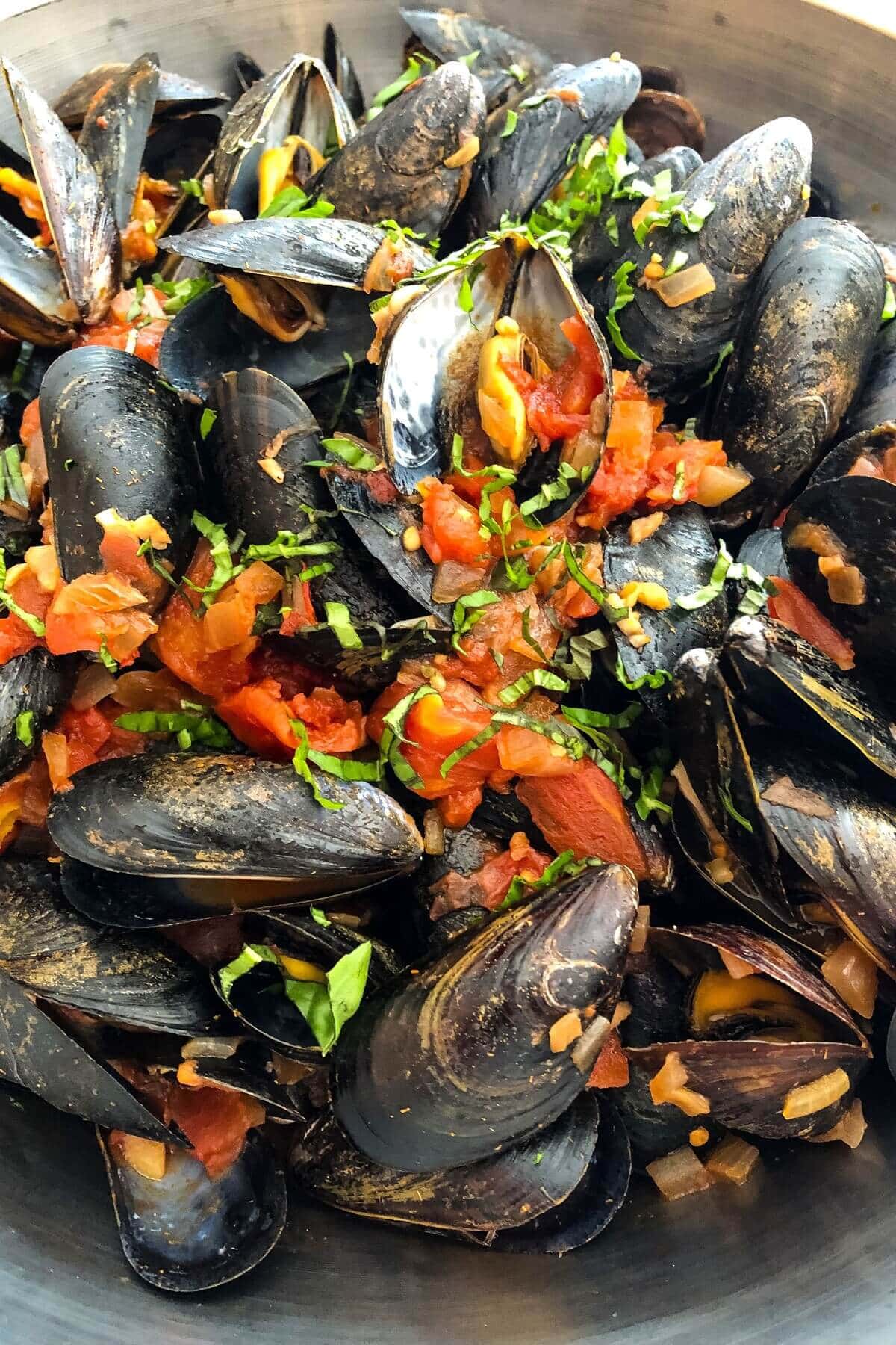 Easy Mussels Marinara with Red Sauce