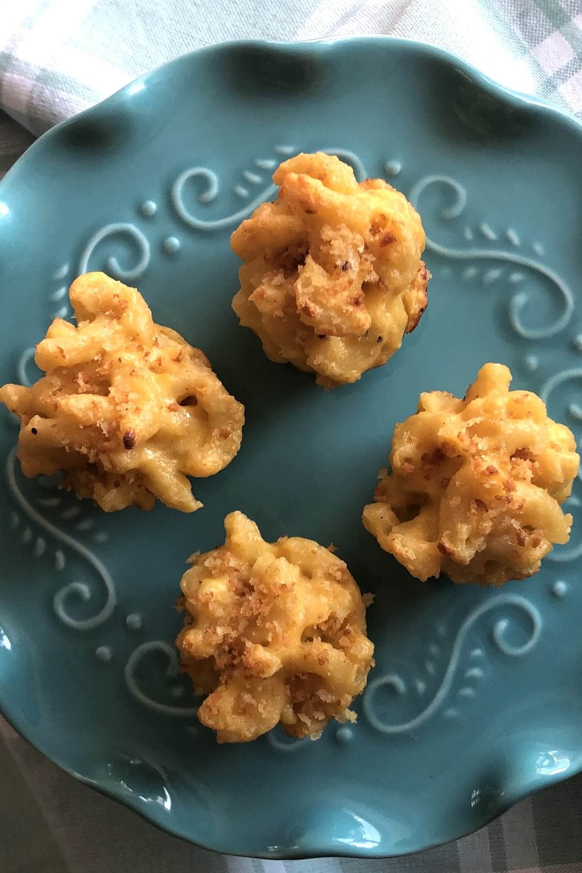 4 mini macaroni and cheese bites.