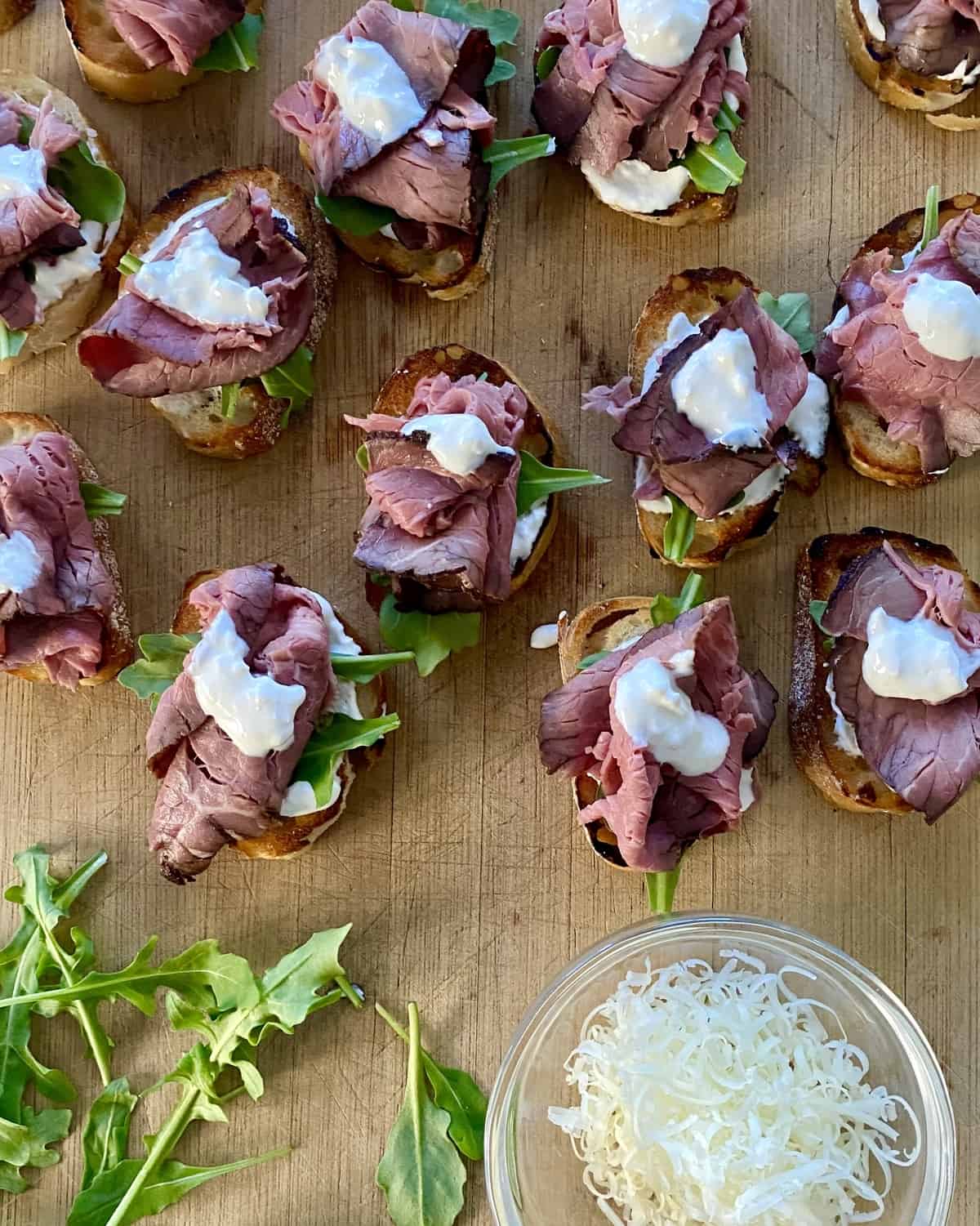 crostini with horseradish cream and arugula