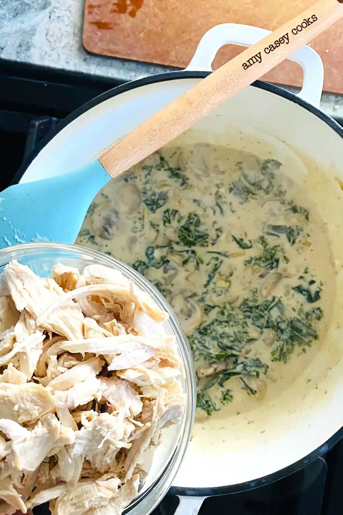 adding chicken to kale cream sauce.