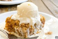 Golden Cinnamon Apple Crumble Bars