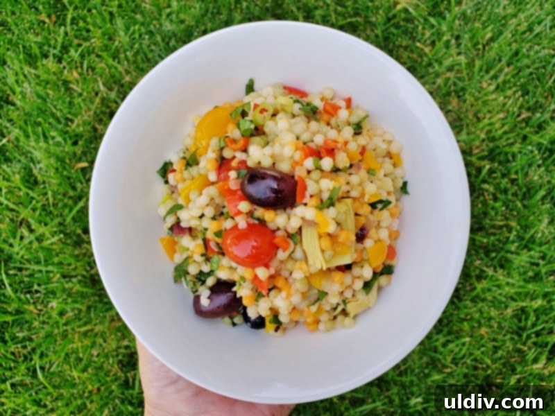 Evdeki Malzemelerle Yazlık Vegan Kuskus Salatası 14 Freshly made couscous salad with artichokes, olives, and herbs.