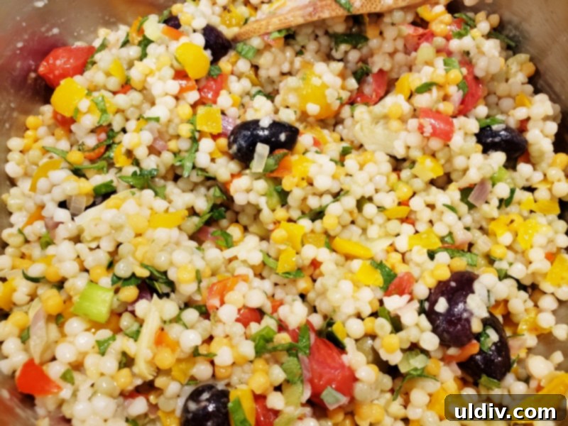 Evdeki Malzemelerle Yazlık Vegan Kuskus Salatası 10 Finished couscous salad with vinaigrette, ready to be chilled and served.