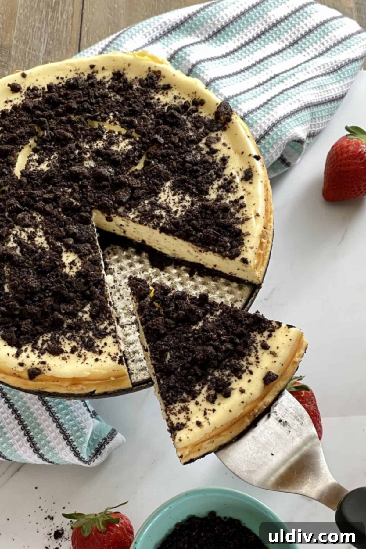 Effortless Oreo Cheesecake Recipe 2 A perfectly sliced portion of an Oreo cheesecake, showcasing the crunchy crust, creamy filling, and cookie crumb topping.