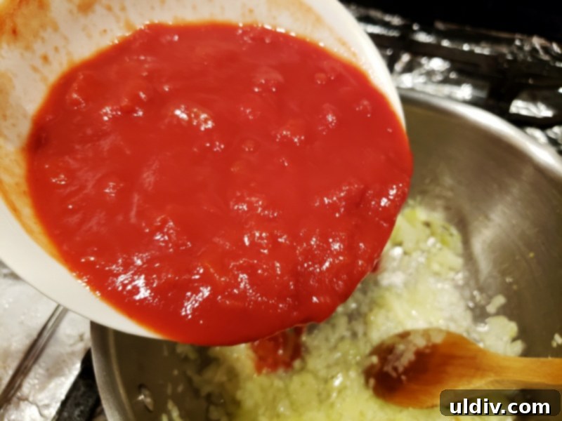 Experience True Freshness: European Canned Tomatoes for Exceptional Cooking 16 Adding tomatoes to sauce