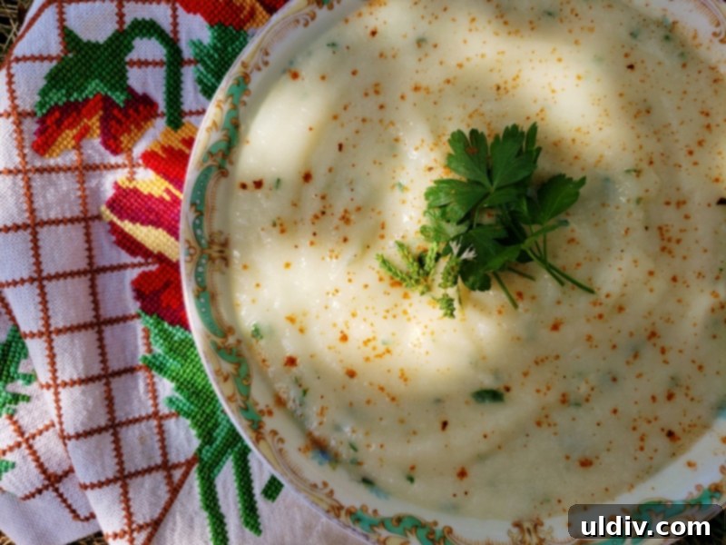 Çorbalarınızın Gizli Kahramanı: Lahana Turpu! 3 First version of kohlrabi soup, looking light in color