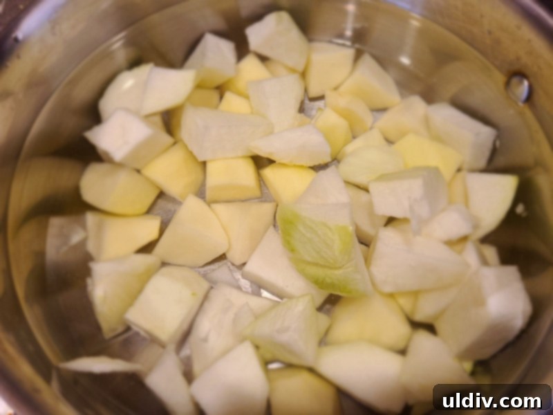 Çorbalarınızın Gizli Kahramanı: Lahana Turpu! 7 Kohlrabi and gold potatoes boiling in a pot
