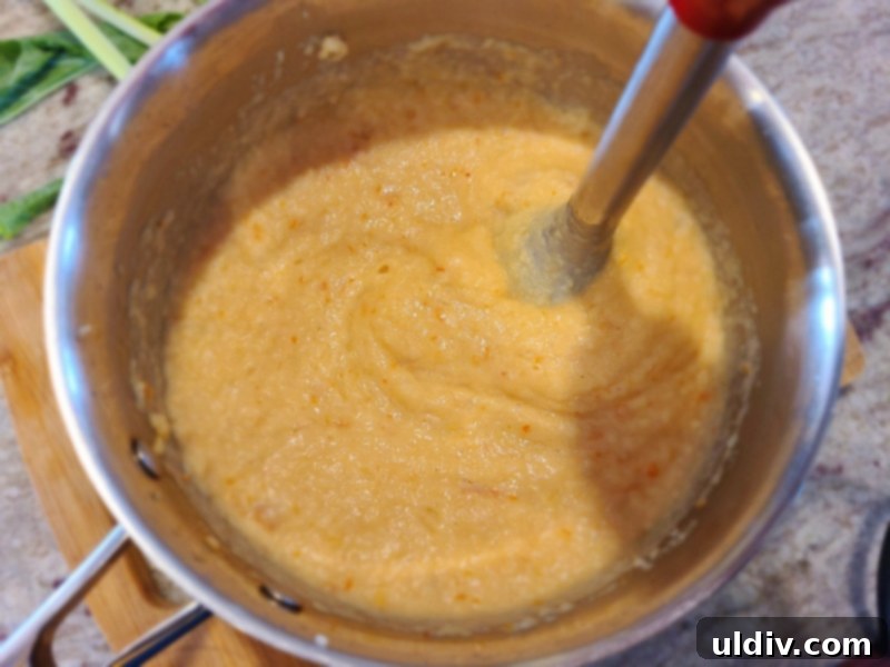 Çorbalarınızın Gizli Kahramanı: Lahana Turpu! 10 Blended kohlrabi and potato soup in a mixing bowl