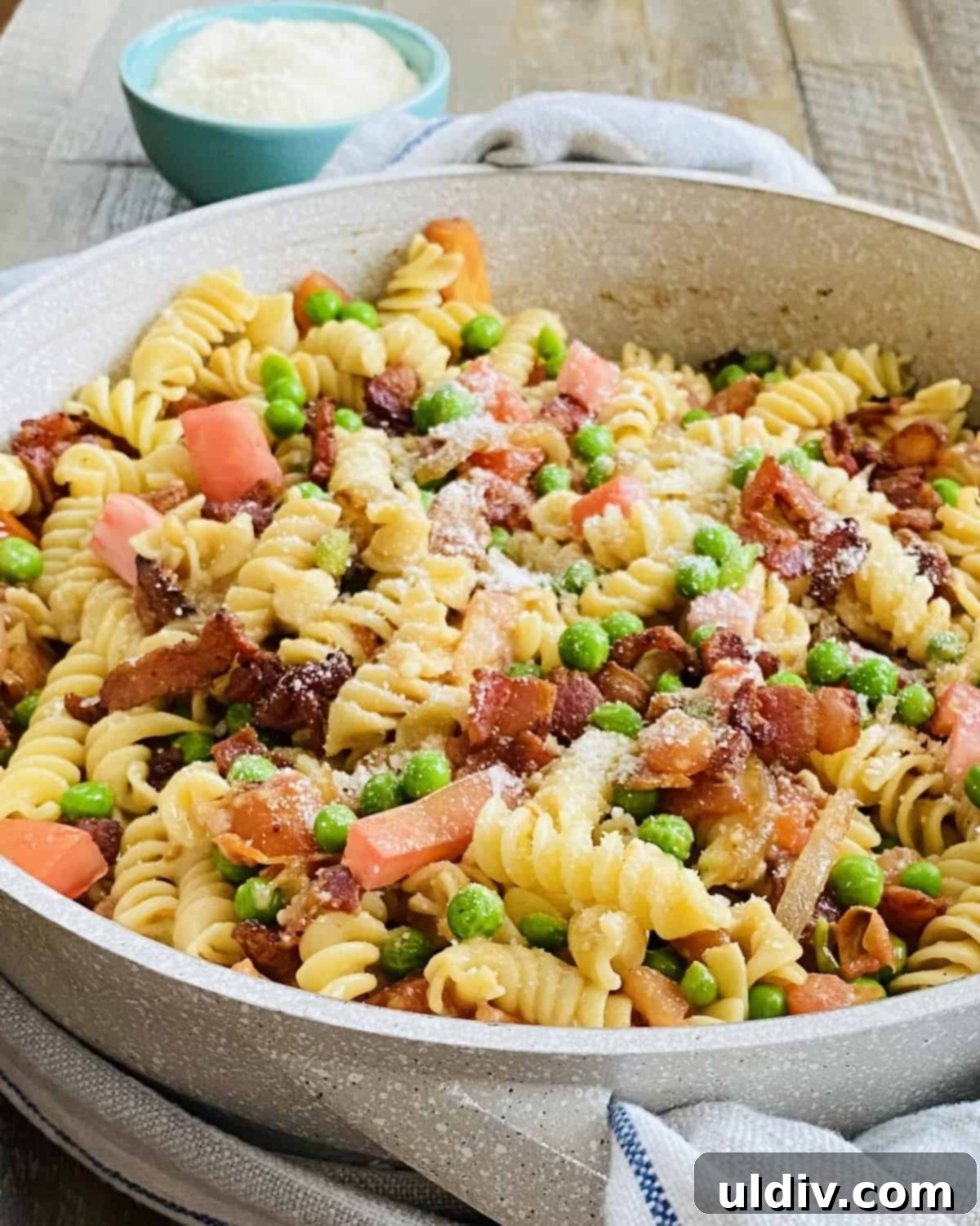 Smoky Bacon, Tomato and Pea Pasta 7 pasta with peas, bacon and tomatoes.