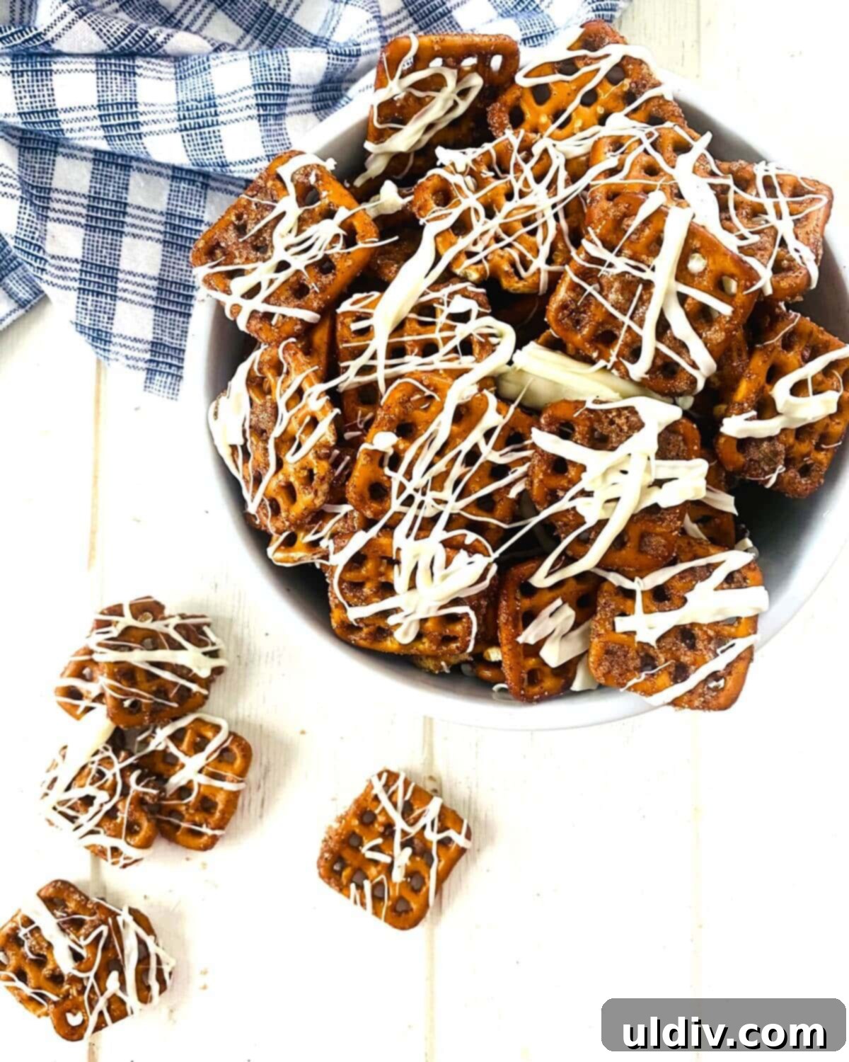 White Chocolate Glazed Pumpkin Spice Pretzels 11 A beautiful bowl filled with sweet and salty pumpkin spiced pretzels, elegantly drizzled with white chocolate, ready for serving.