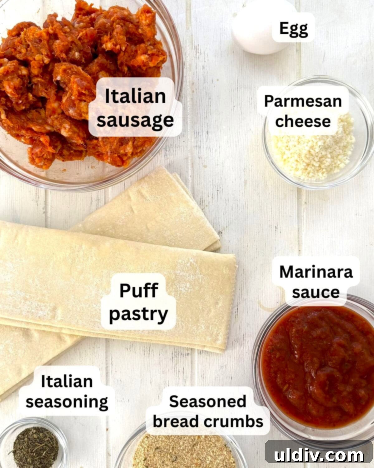 Homemade Pizza Sausage Rolls 4 Italian sausage, breadcrumbs, marinara sauce, puff pastry, dried herbs, Parmesan cheese, egg are the ingredients for homemade sausage rolls.