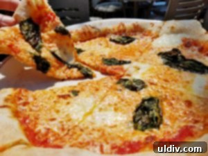 Lark in Boystown İncelemesi İşçi Bayramı Hafta Sonu Brunch'ı İçin Damak Şöleni 9 Margherita Pizza at Lark Chicago